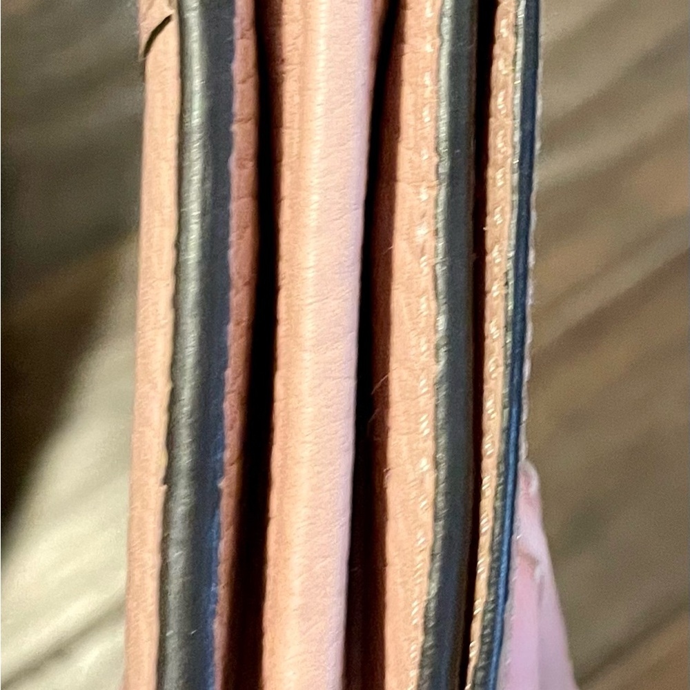 Louis Vuitton Blush Capucine Leather Wallet in Great Condition - Picture 8 of 11